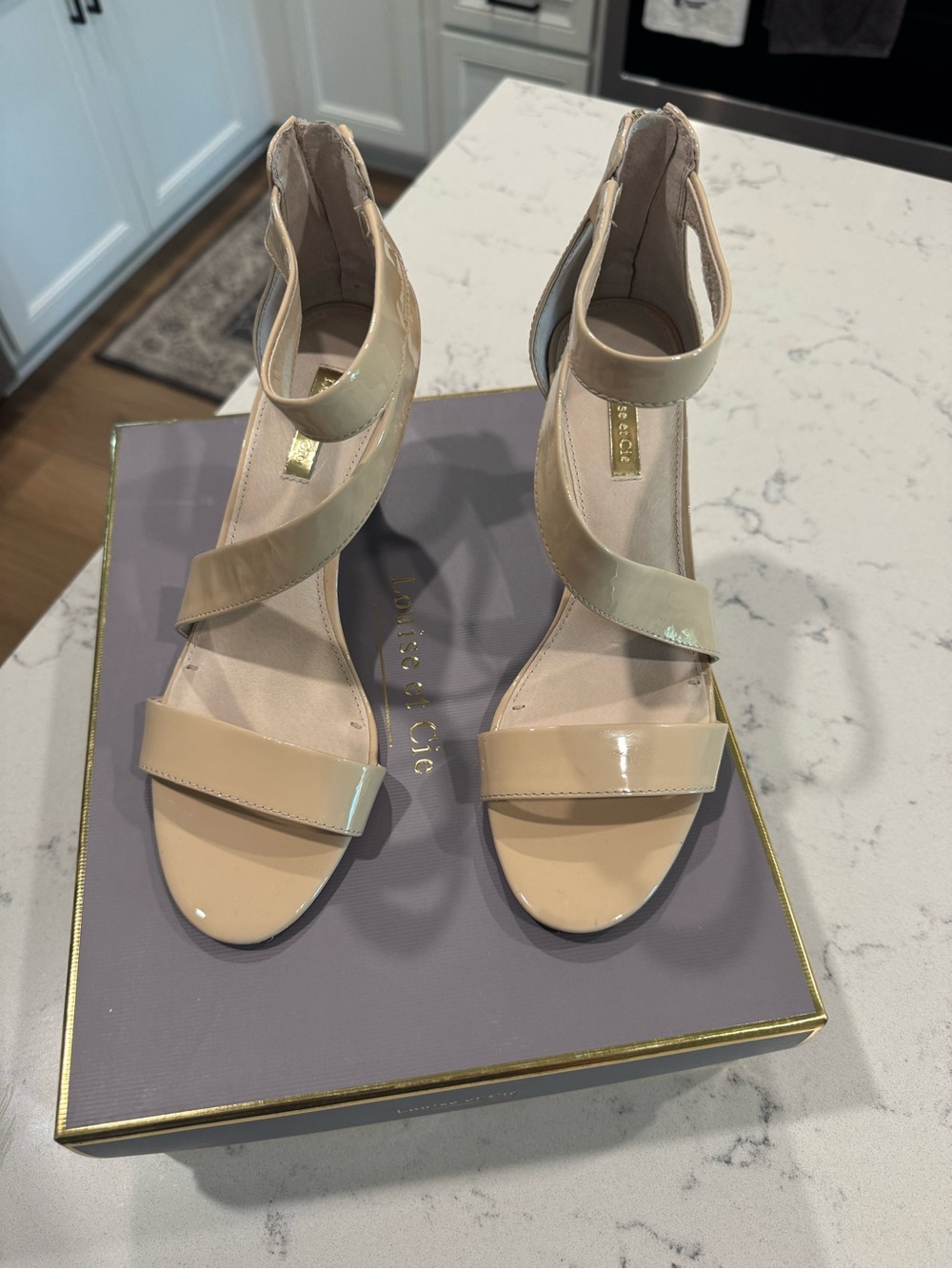 Louise et Cie Lo-Hilio Odessa Nude Patent Leather Sandal Size 8.5 excellent cond